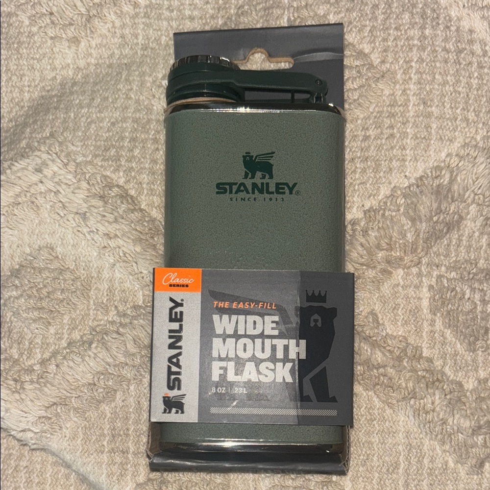 NWT. Stanley Classic Hammertone Green Flask